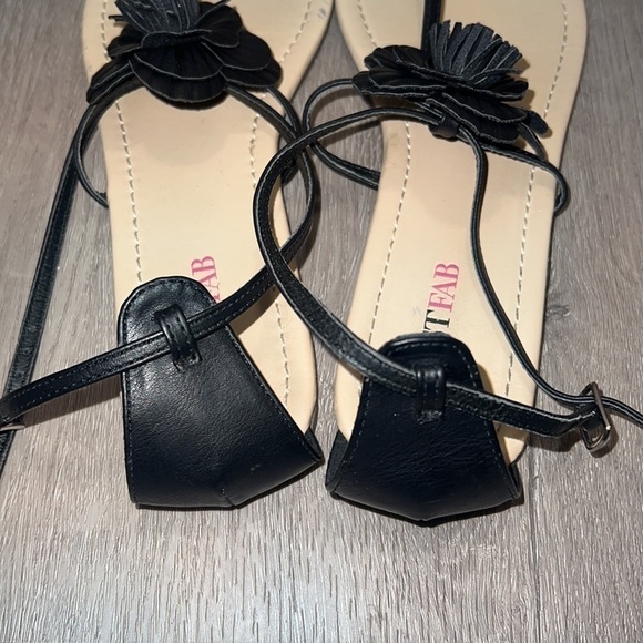 Black flower flat sandals size US 7.5 - Picture 6 of 11